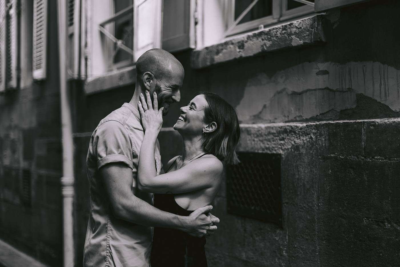 Le fou, rire du couple pendant la séance photo à Paris