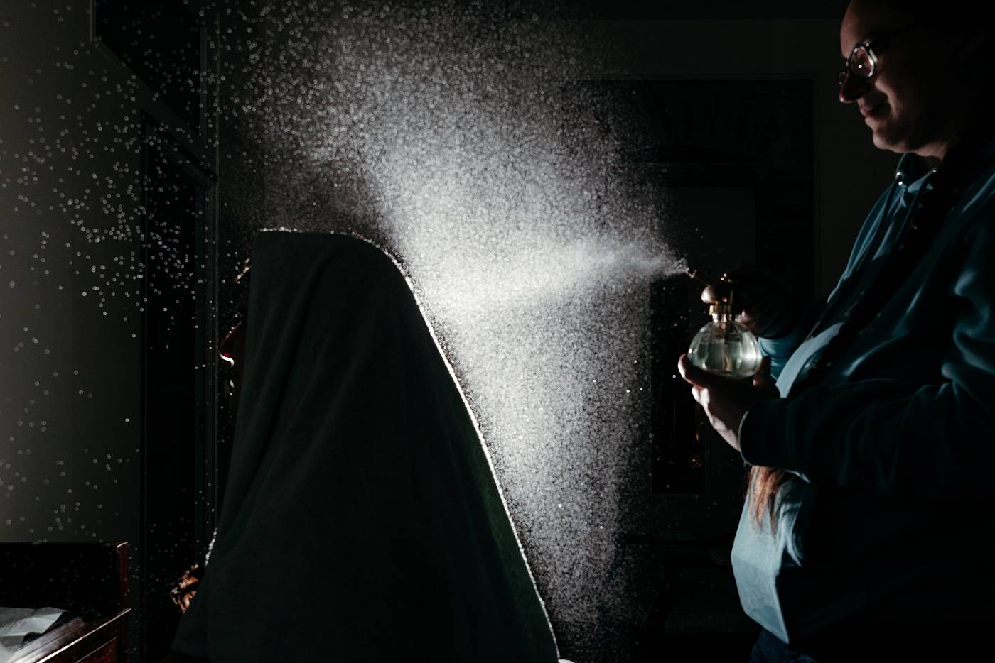Les gouttelettes d'eau avec le flash en contre-jour