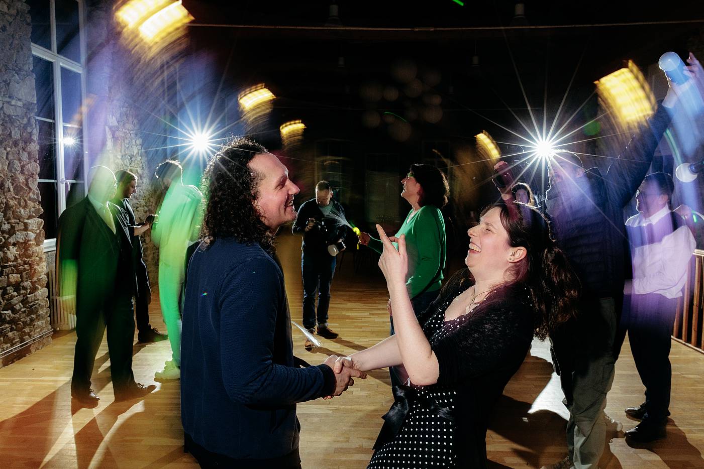 Les mariés s'amusent sur la piste de danse