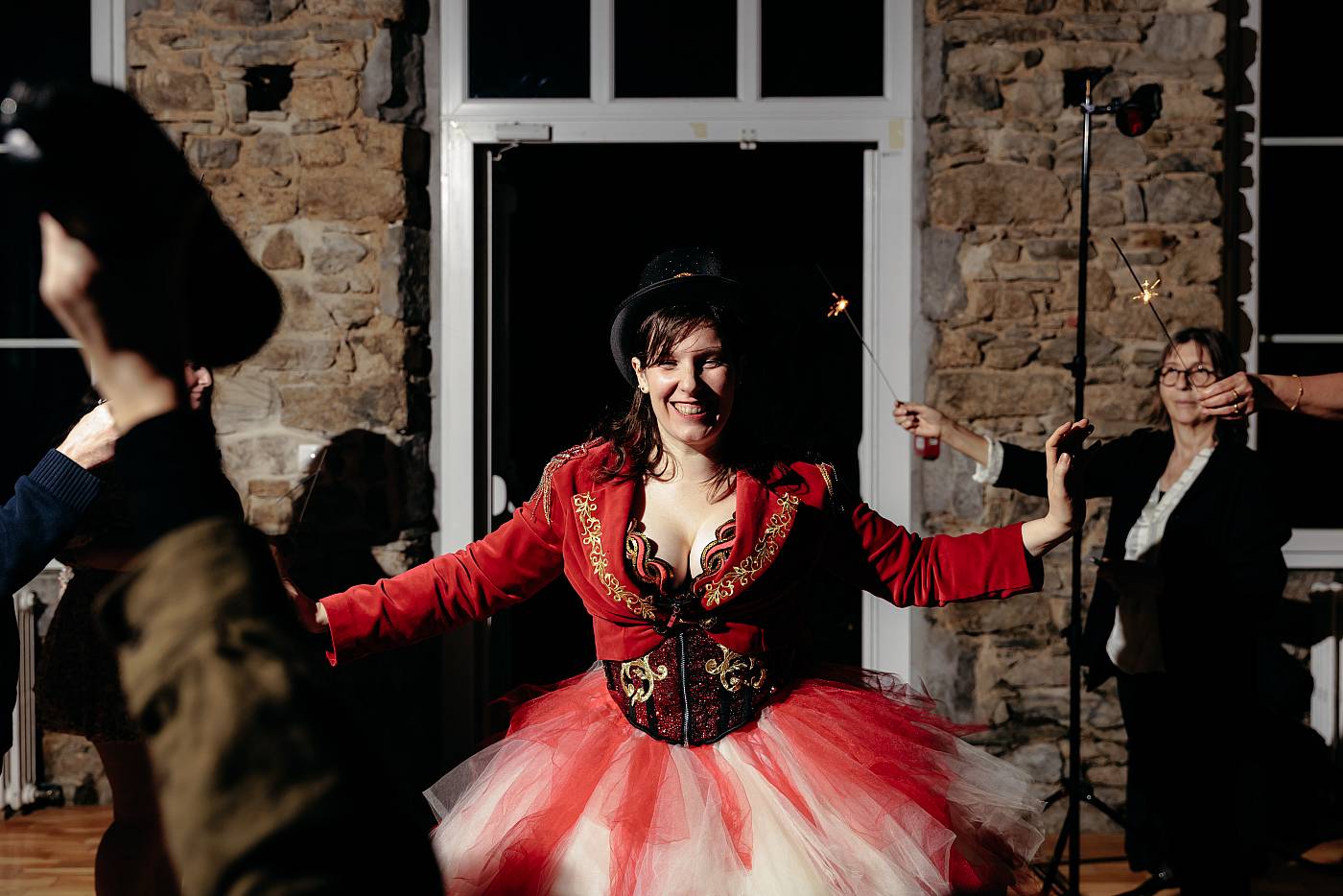 L'entrée de la mariée sous les feux de Bengale