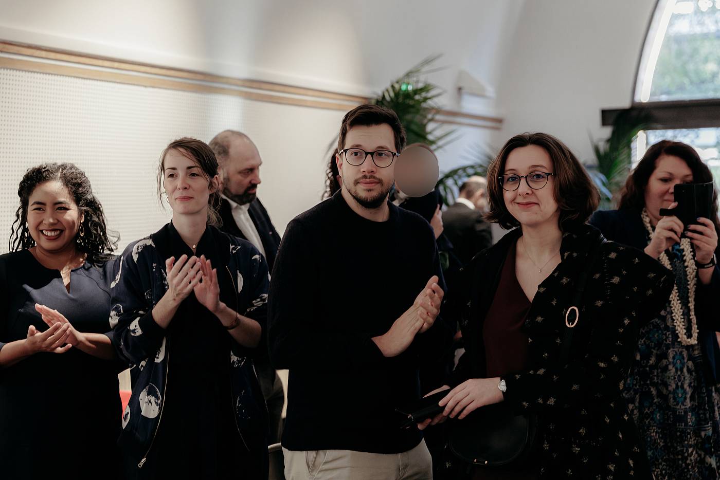 Les invités applaudissent les mariés arrivant dans la salle des mariages