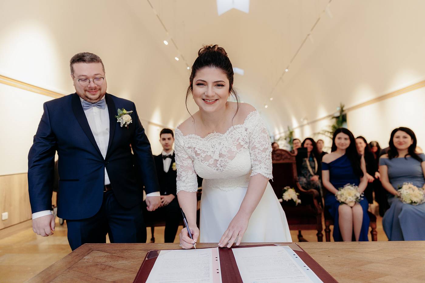 La mariée signe les registres