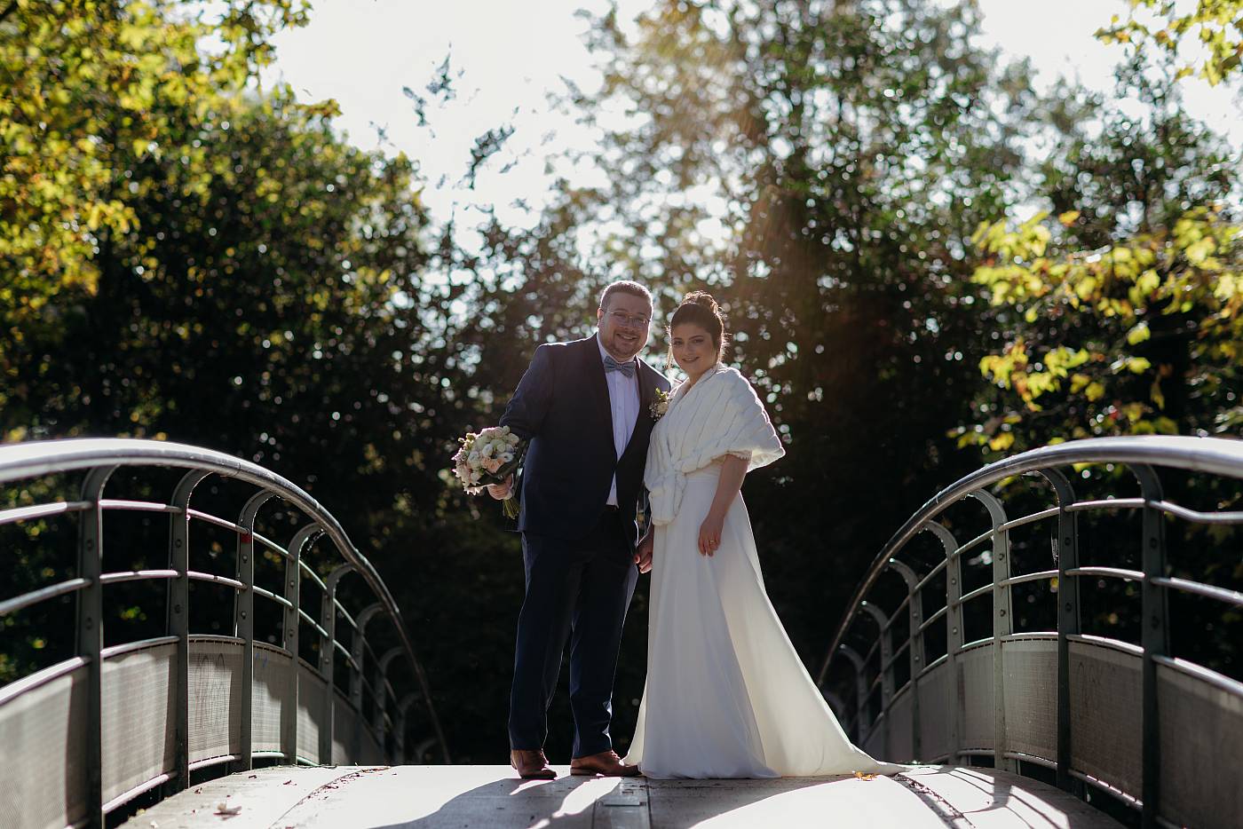 Les mariés sur le pont du parc de Bercy à contre-jour