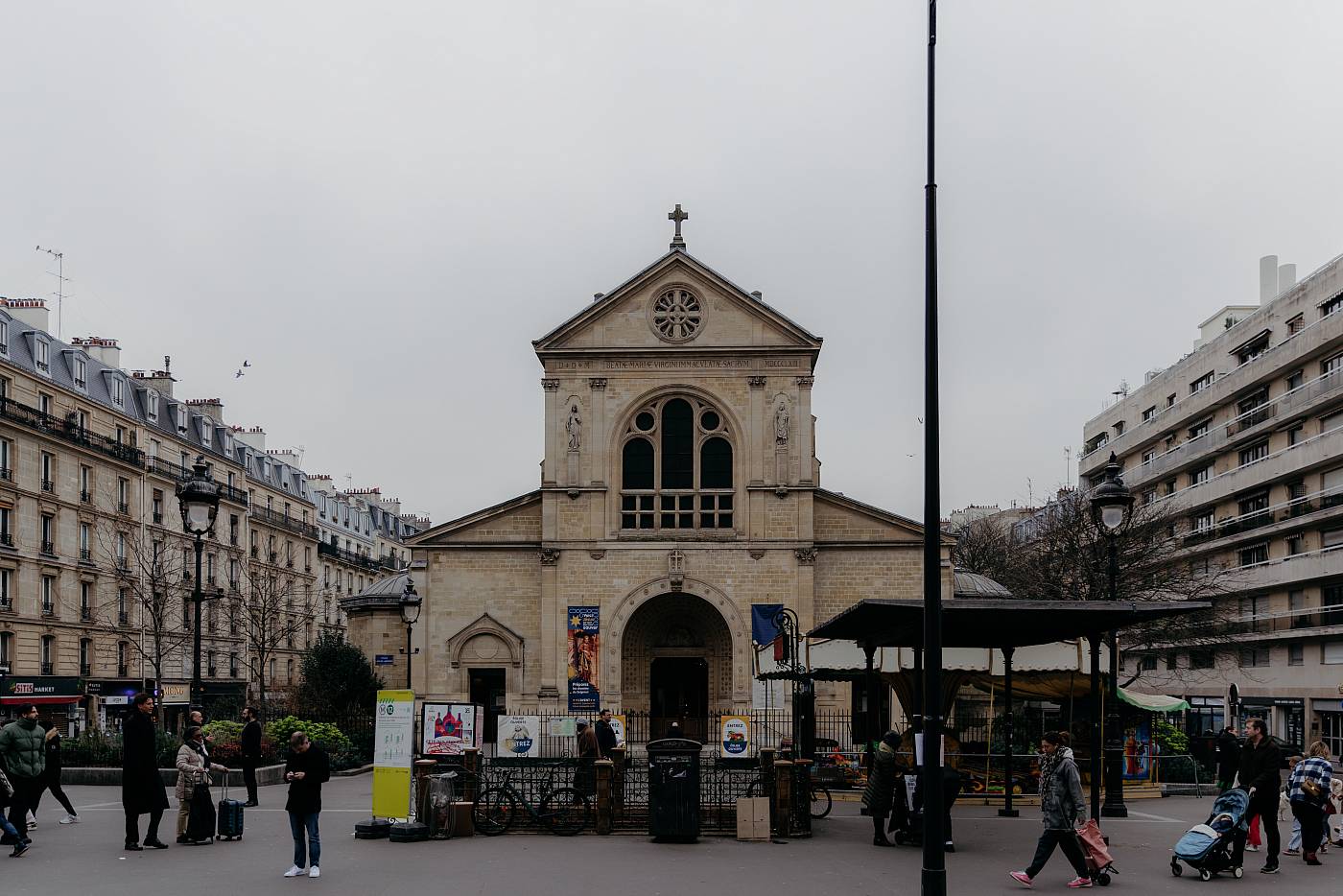 L'église Notre-Dame de Clignancourt, en face de la mairie du 18e