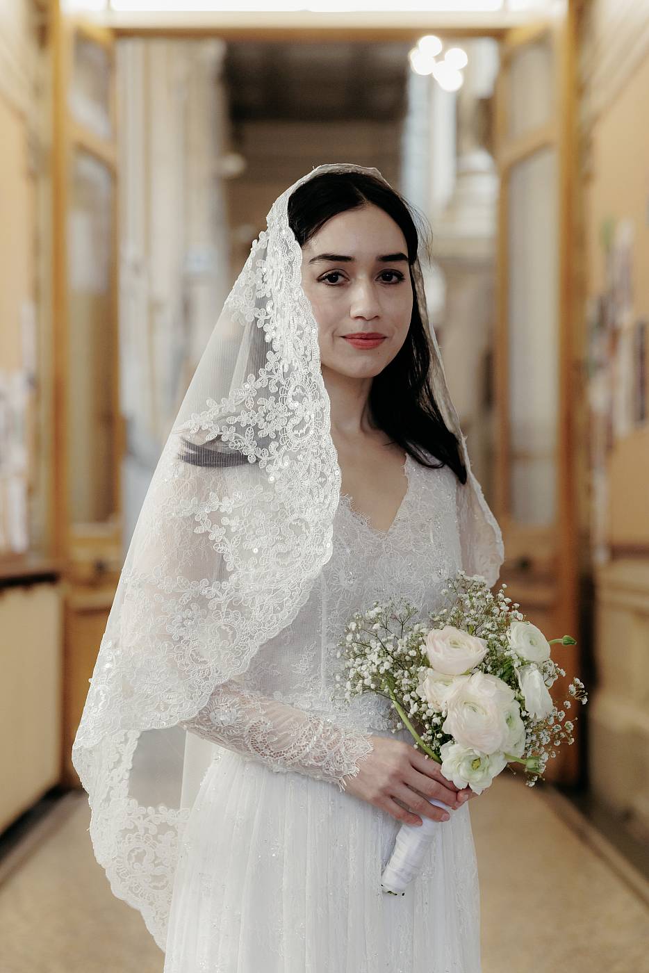 Gros plan sur la mariée et son bouquet dans la mairie du 18e arrondissement