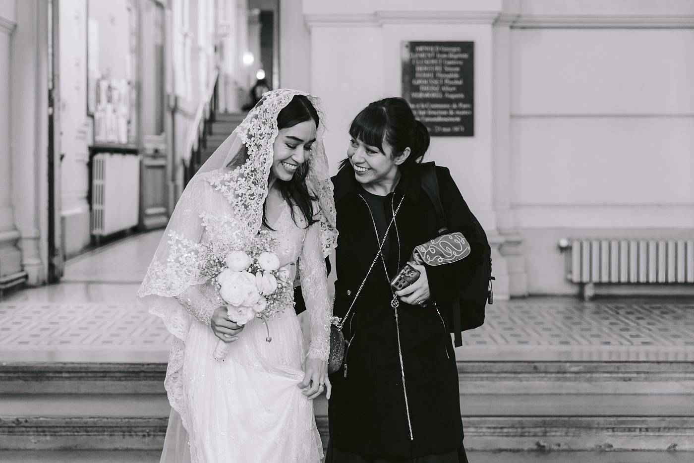 Le sourire de la mariée avec une de ses invités