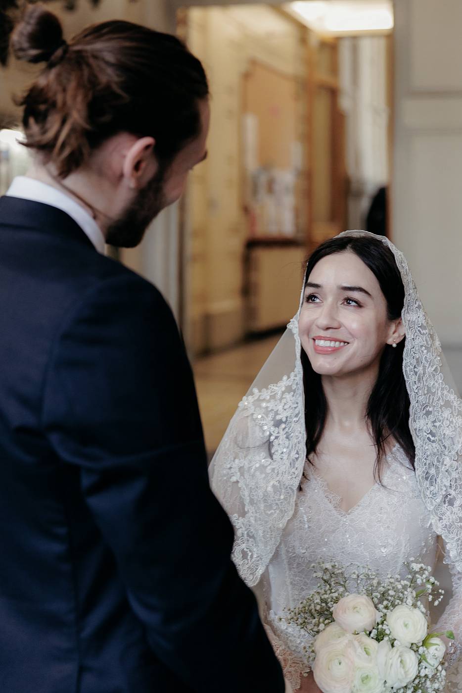 La mariée regarde tendrement le marié