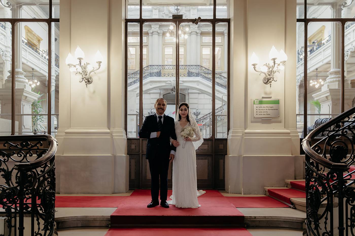 La mariée et son père avant la cérémonie à la mairie du 18e