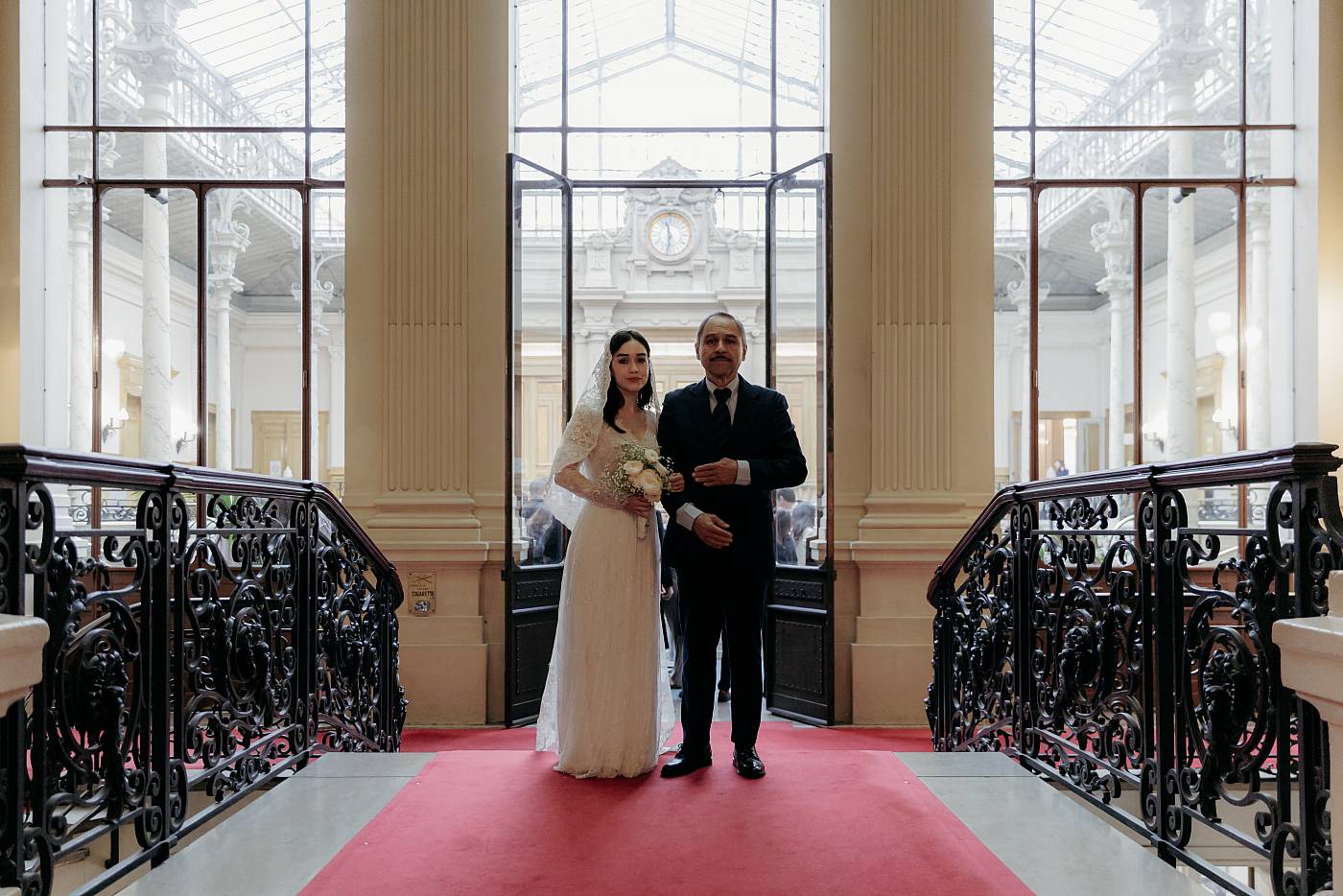 La mariée et son père avant l'entrée dans la salle des mariagess