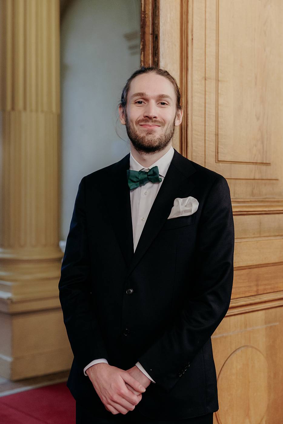Le marié attend l'entrée de la mariée