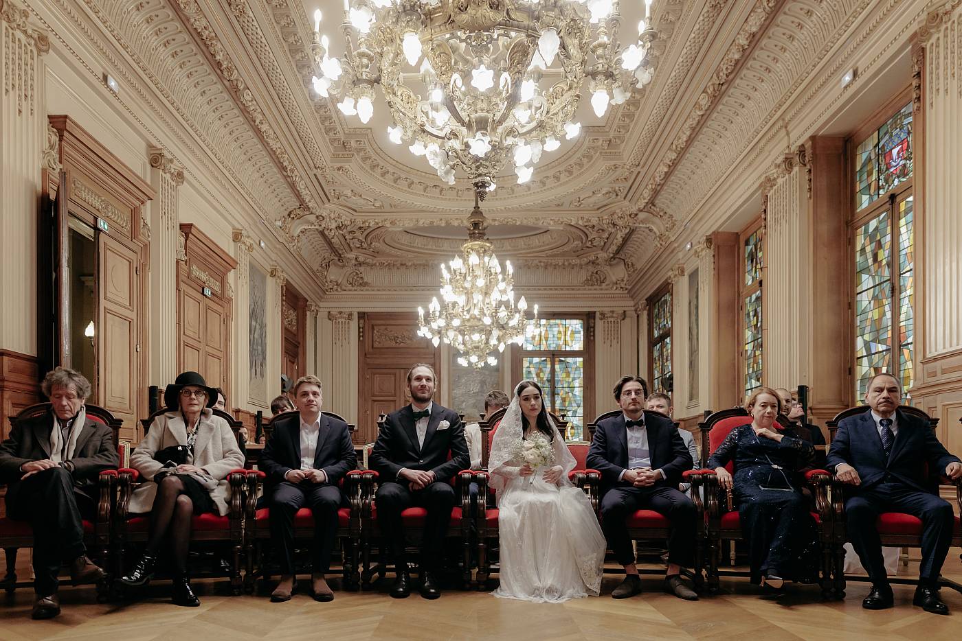 Les mariés et leurs invités sont installés dans la salle des mariages de la mairie du 18e arrondissement