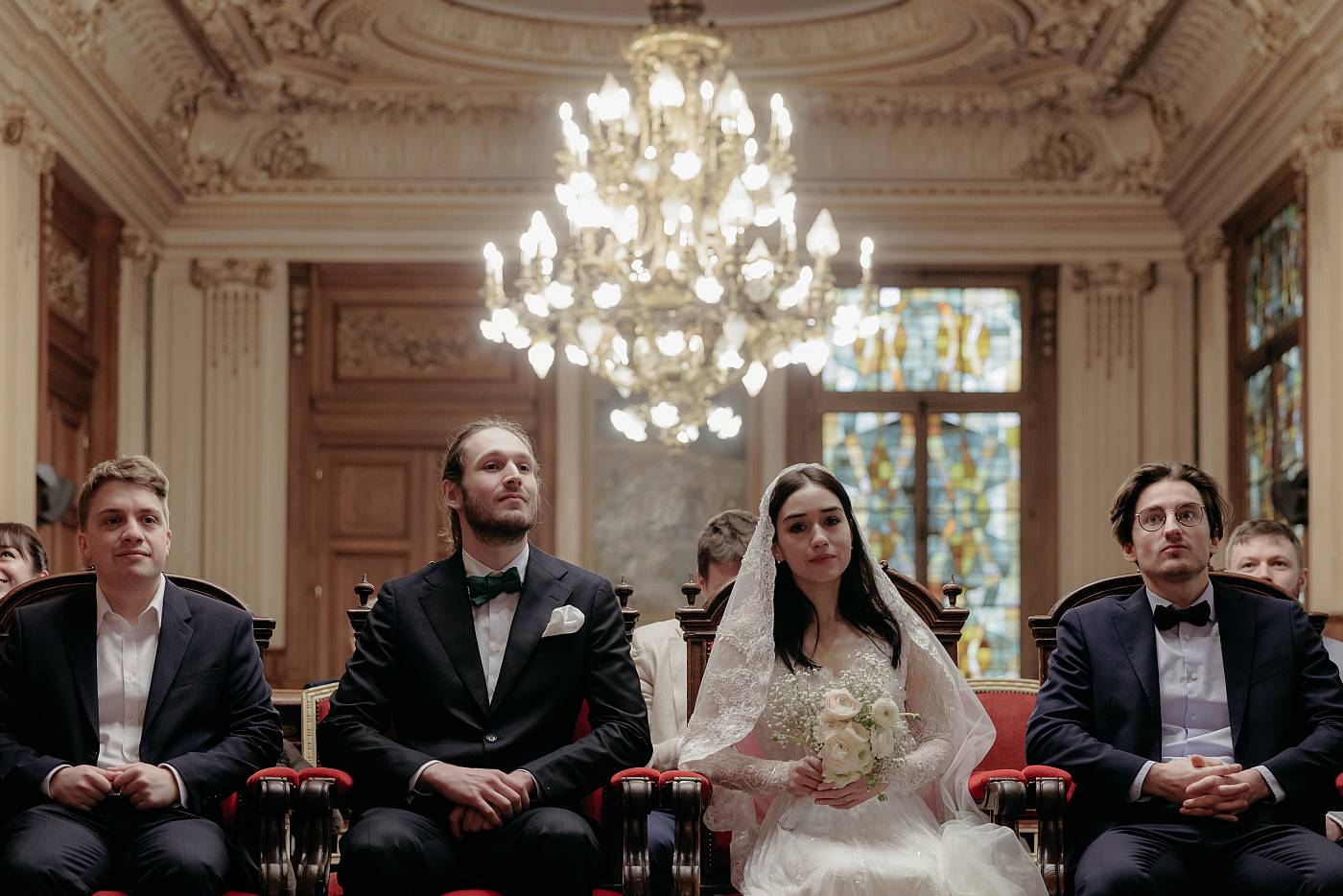 Gros plan sur les mariés avant la cérémonie de mariage