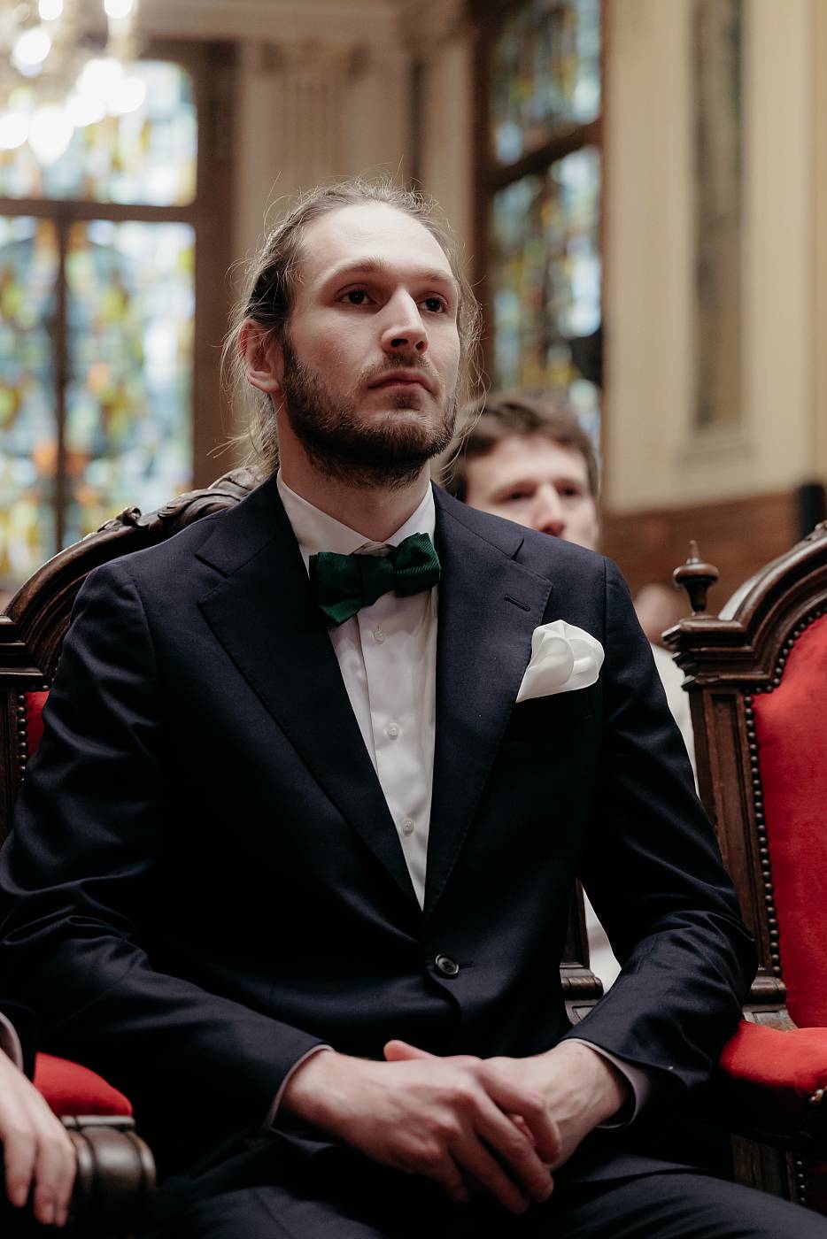 Portrait du marié pendant la cérémonie