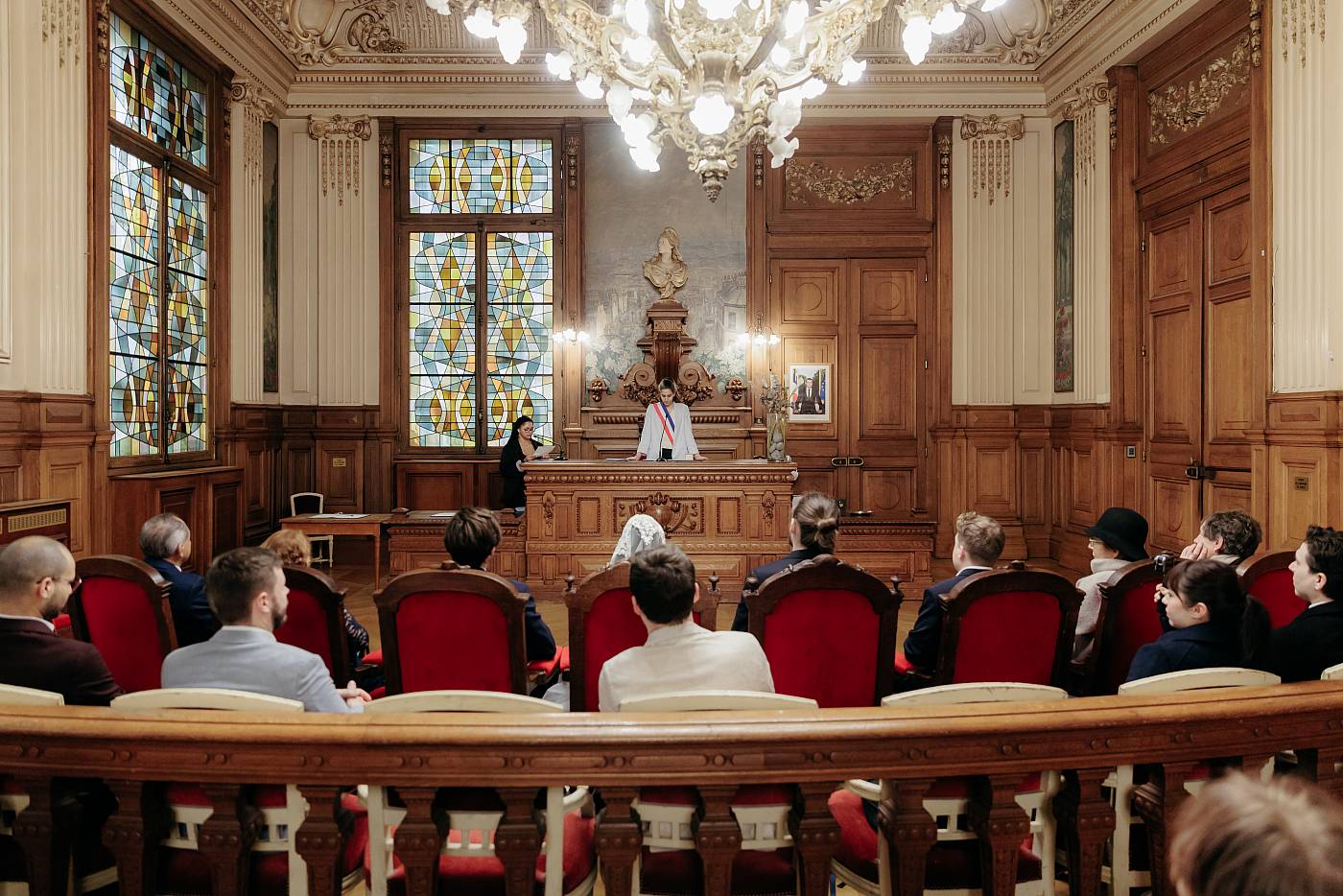 Les mariés et leurs invités vus de dos pendant la cérémonie