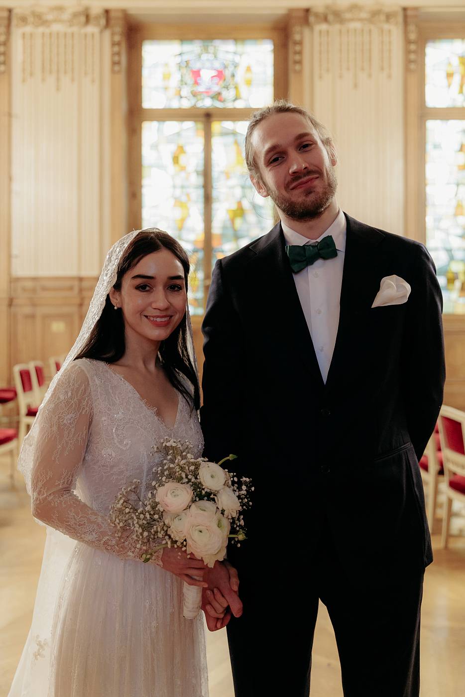 Les mariés à la sortie de la salle des mariages