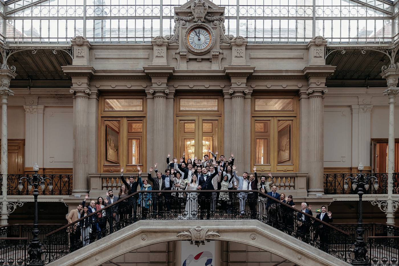 Photo de groupe sur l'escalier d'honneur du grand hall de la mairie du 18e arrondissement de Paris