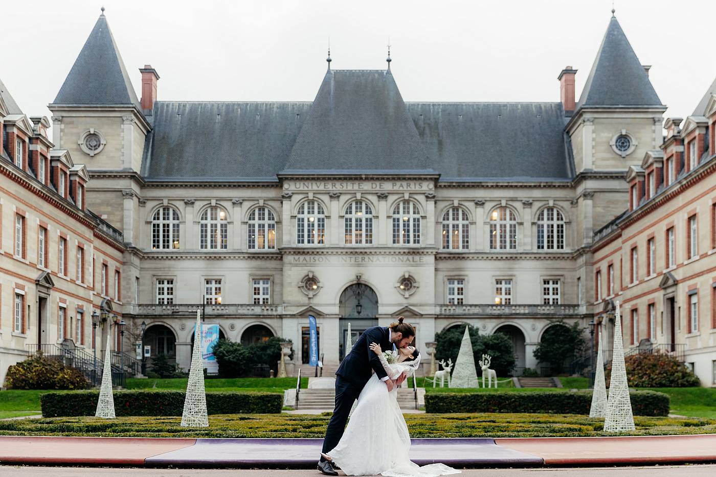 Photo de couple devant la cité universitaire de Paris 14e arrondissement