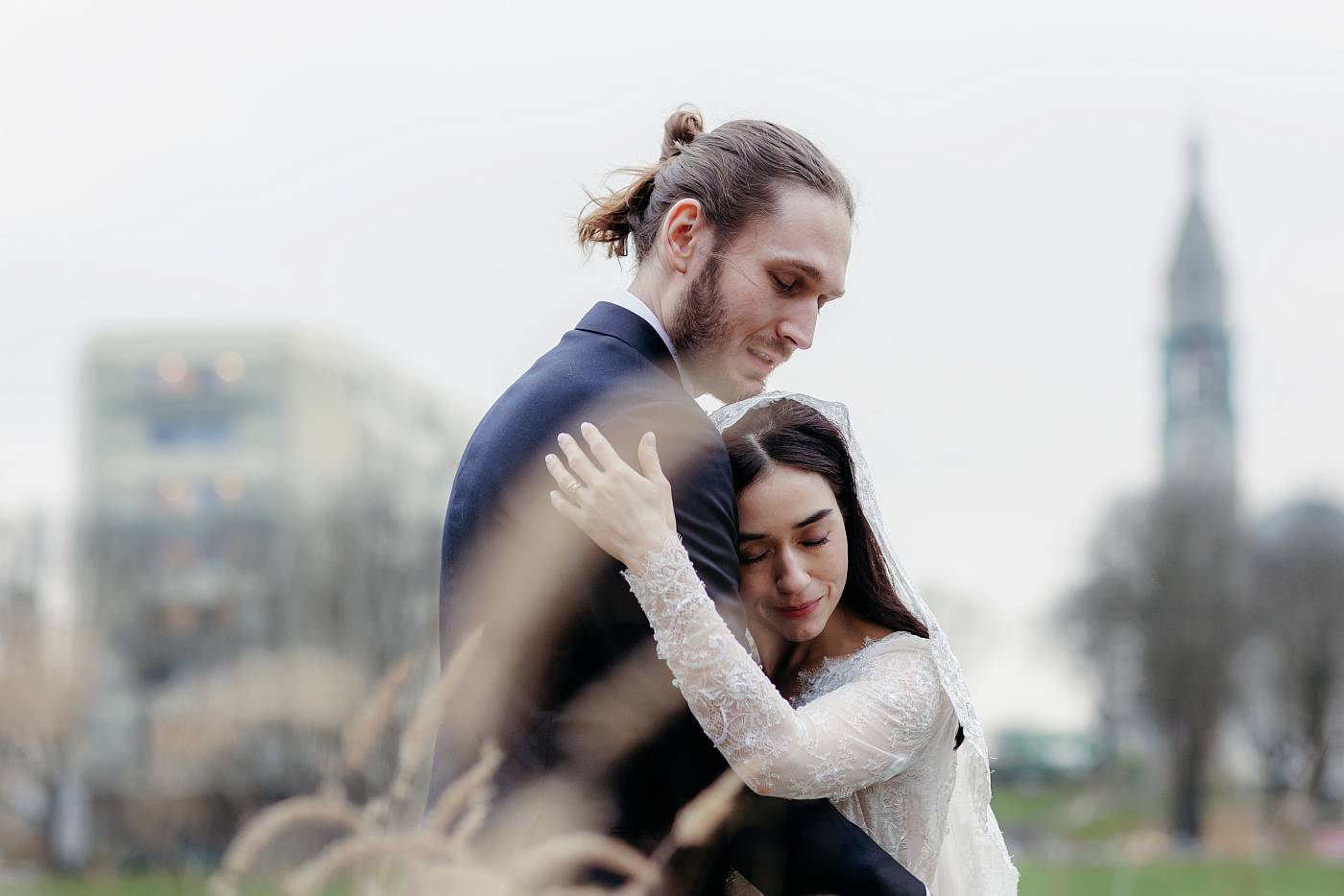 Photo de couple parmi les hautes herbes