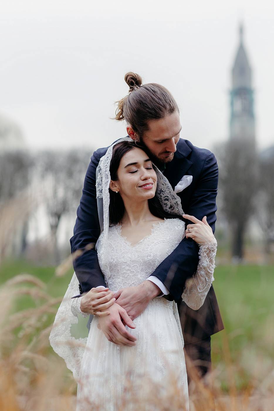 Les mariés partagent un moment de tendresse à la cité universitaire