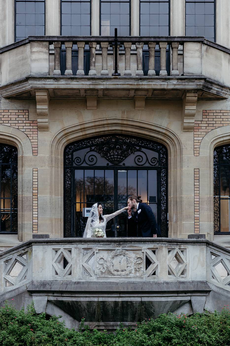 Le marié embrasse la main de la mariée