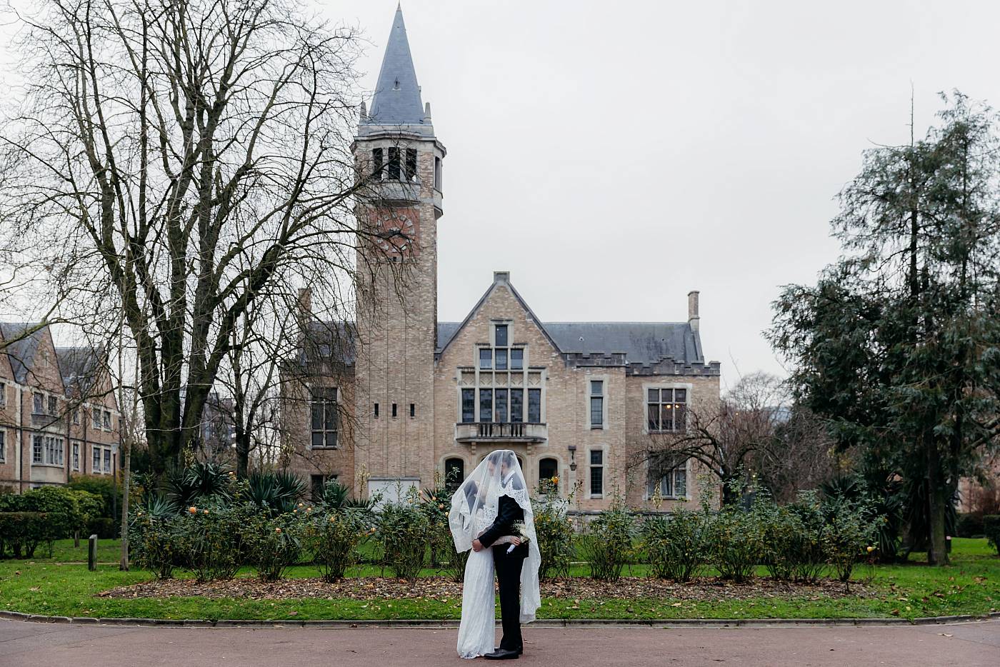 Les mariés sous le voile de la mariée