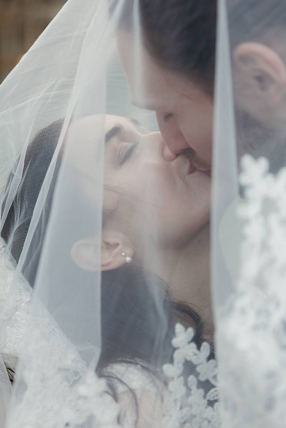 Petite séquence romantique sous le voile de la mariée