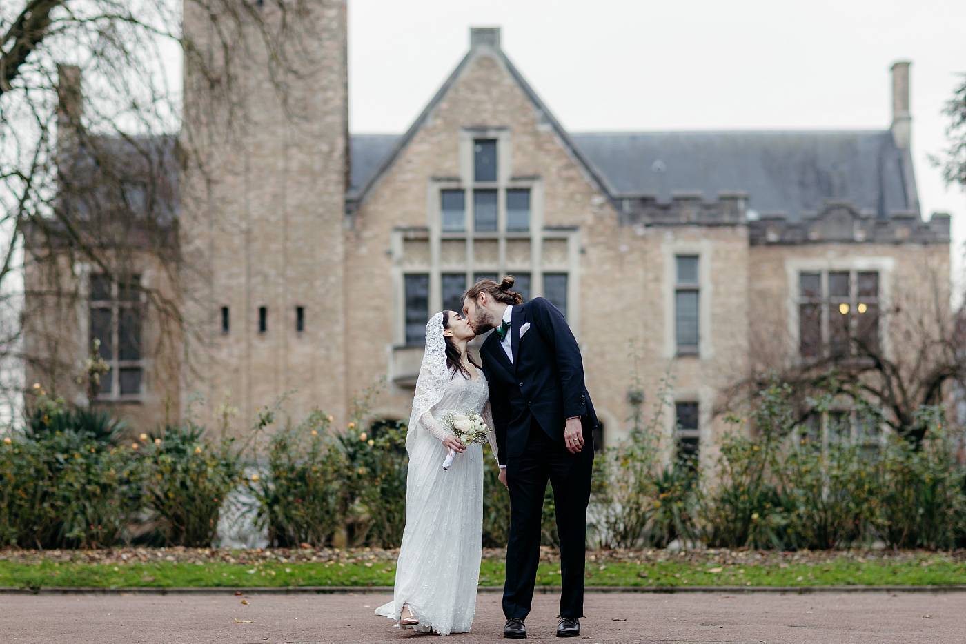 Petits baiser devant un bâtiment typique de la cité universitaire à Paris