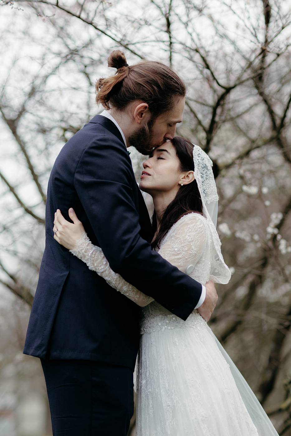 Séquence tendre et romantique sous un arbre fleuri