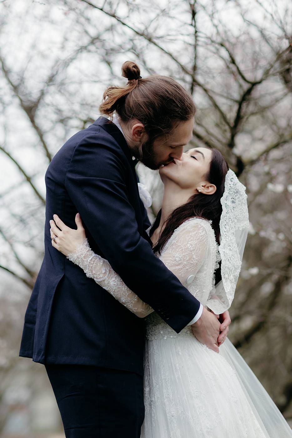 Baiser des mariés sous un arbre fleuri