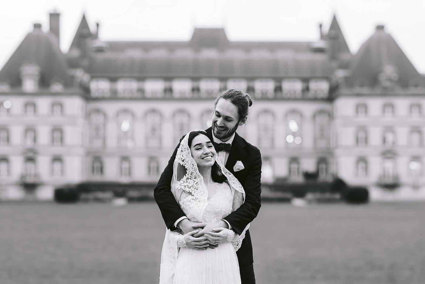 Le jeu des bisous dans le cou devant la cité universitaire
