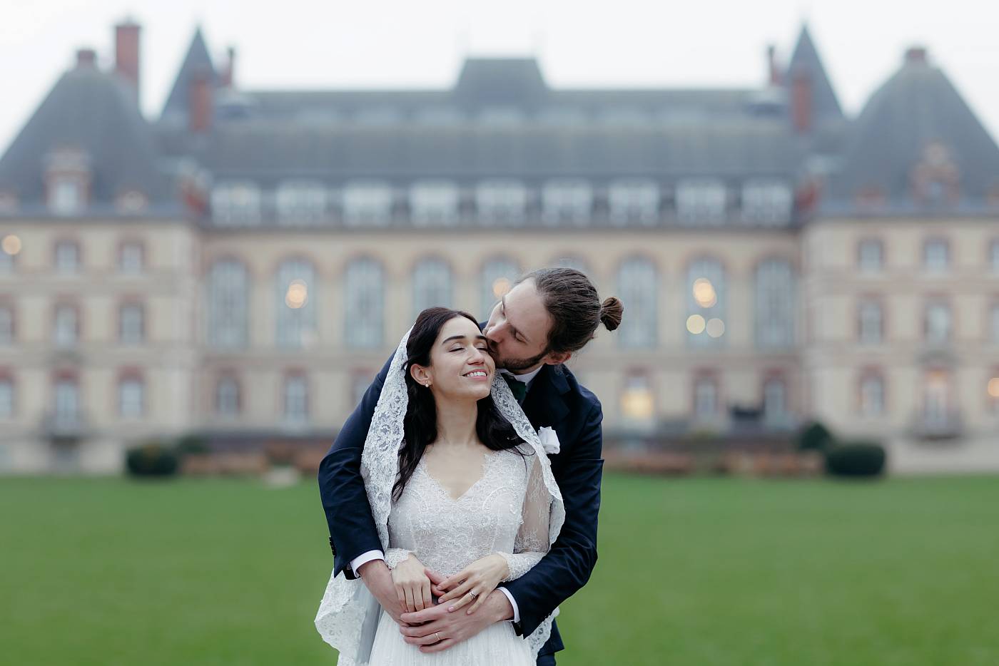 La cité universitaire sert de toile de fond pour la séance photo de couple