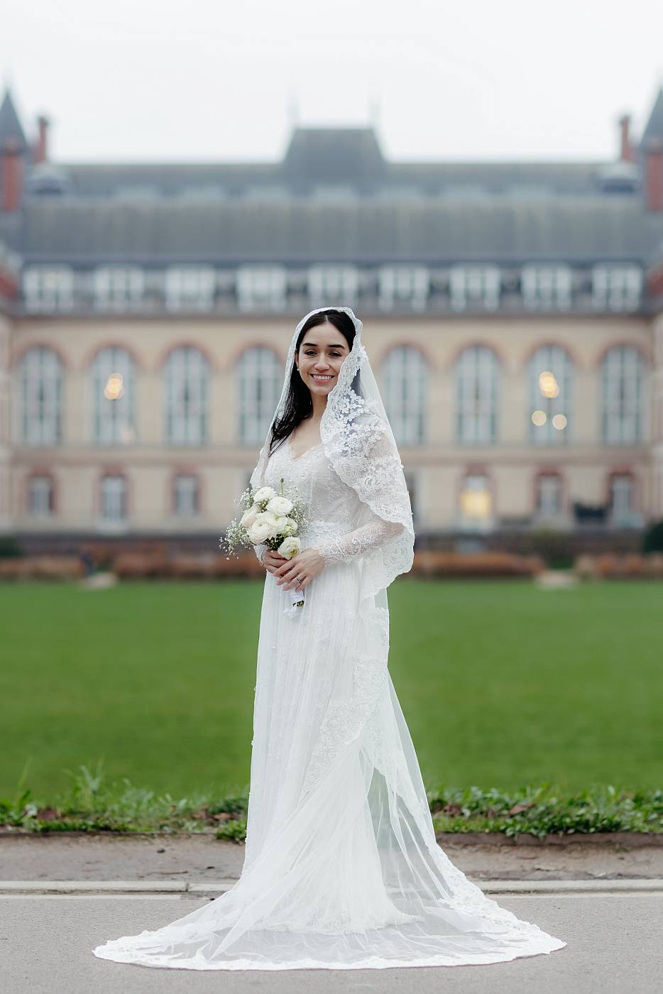 La mariée et la traîne de sa robe