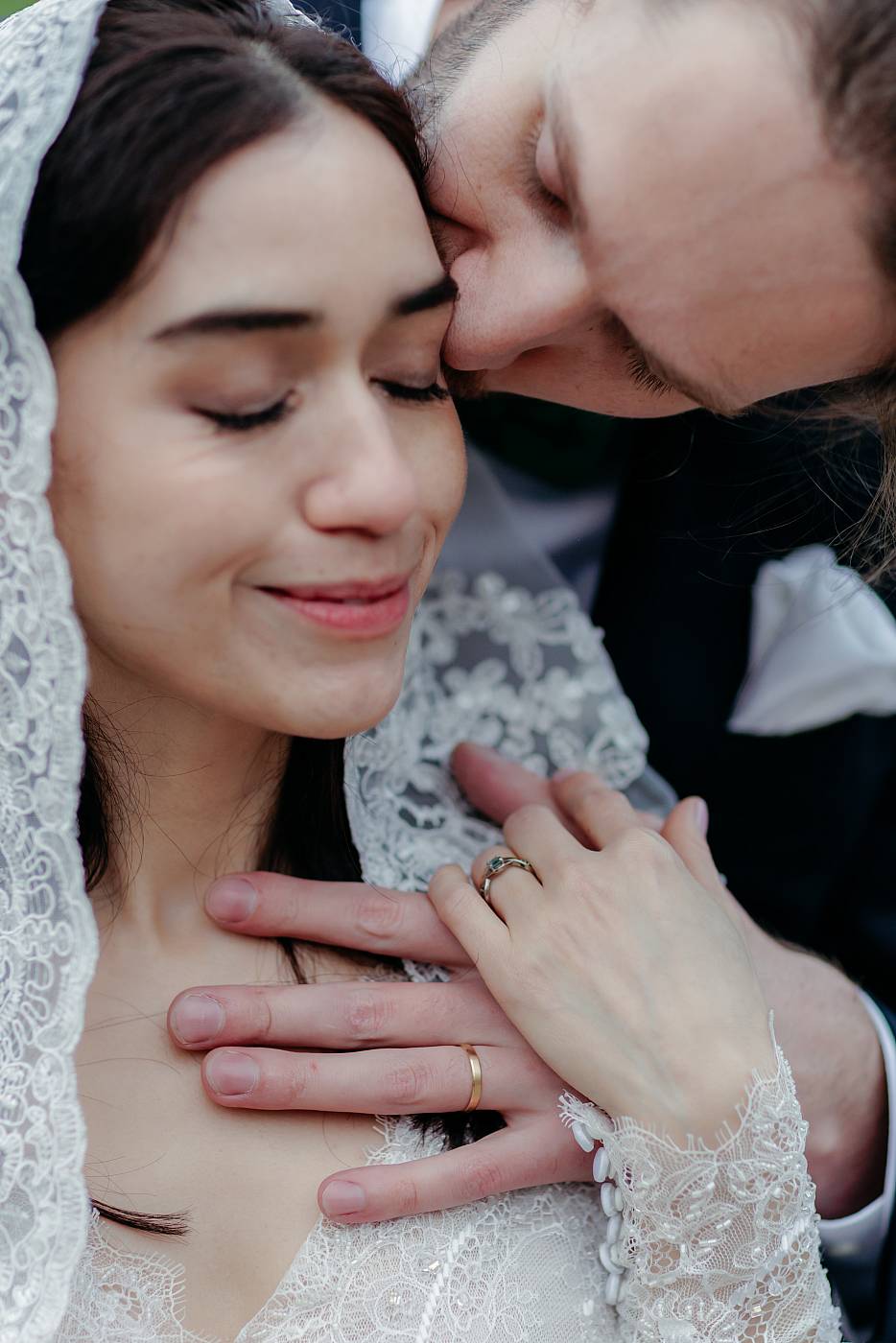 Gros plan sur les mariés pendant un moment de tendresse