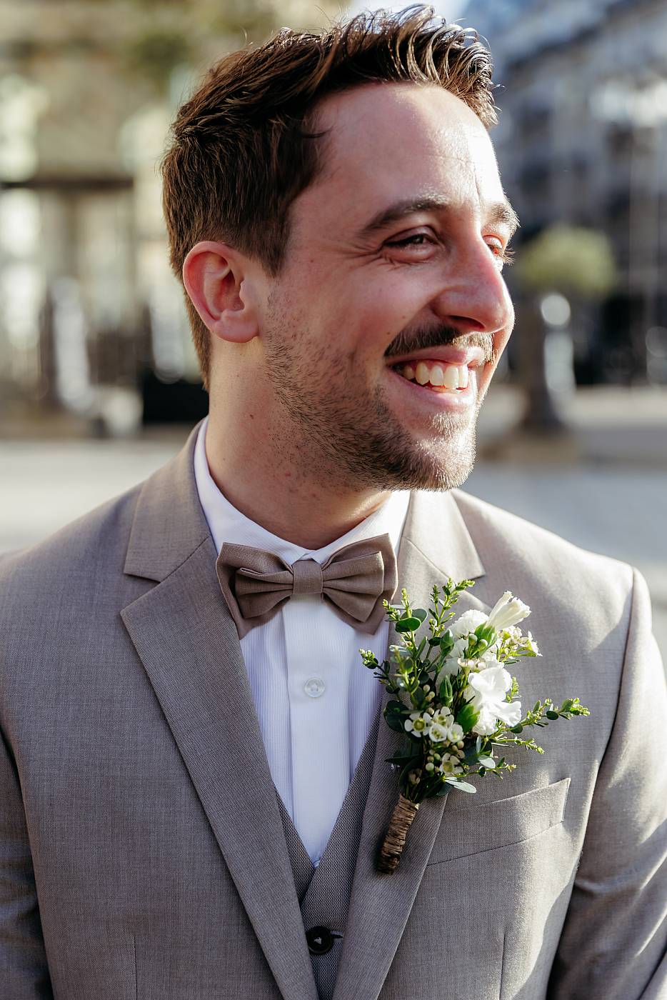 Le joli bouquet de fleurs de l'autre marié