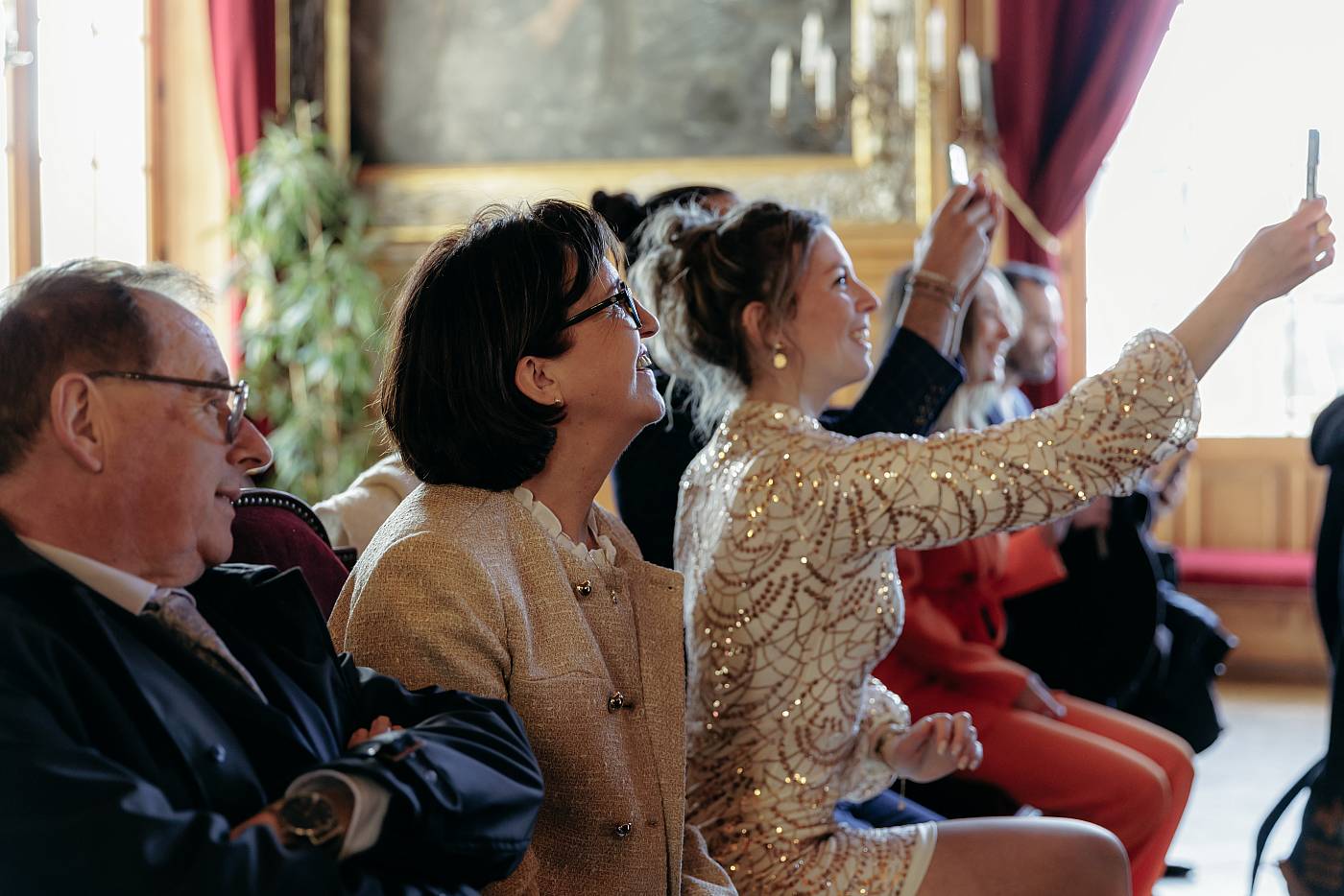 Les invités accueillent les mariés