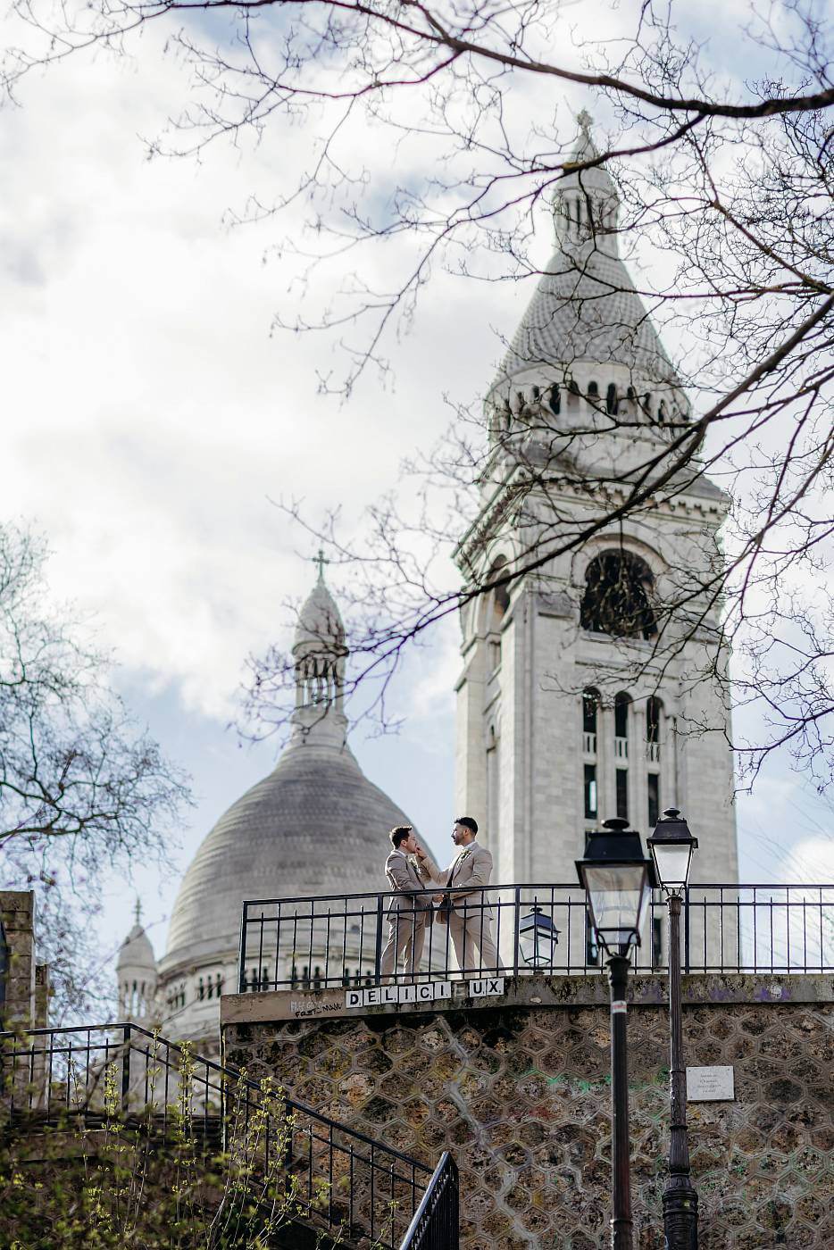 Les mariés avec le Sacré-Cœur en arrière-plan