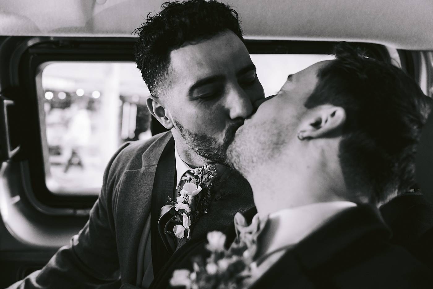 Baiser des mariés dans le taxi qui nous emmène à Montmartre