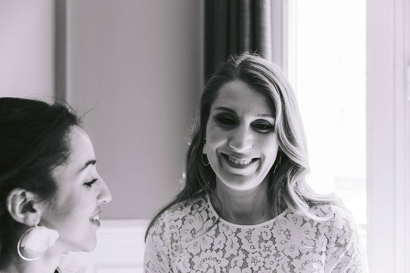 Le sourire de la mariée durant les préparatifs