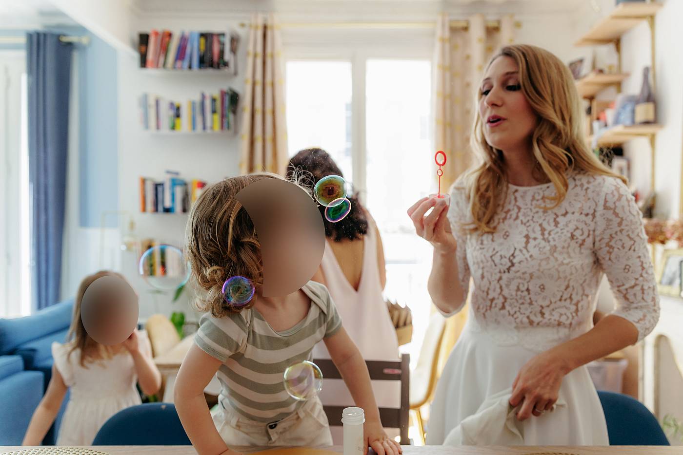 Scène de famille durant les préparatifs