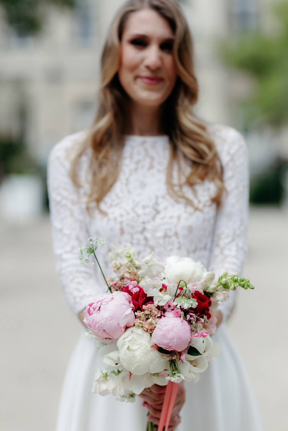 Gros plan sur le bouquet de la mariée