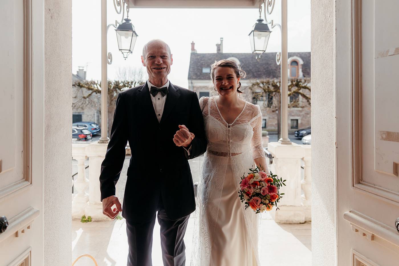 Le père de la mariée et la mariée font leur entrée dans la mairie de Chartrettes
