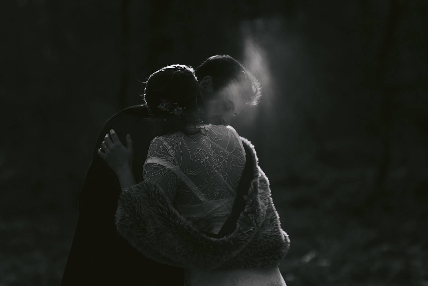 Portrait des mariés en noir et blanc avec un rayon de soleil dans la forêt de Fontainebleau