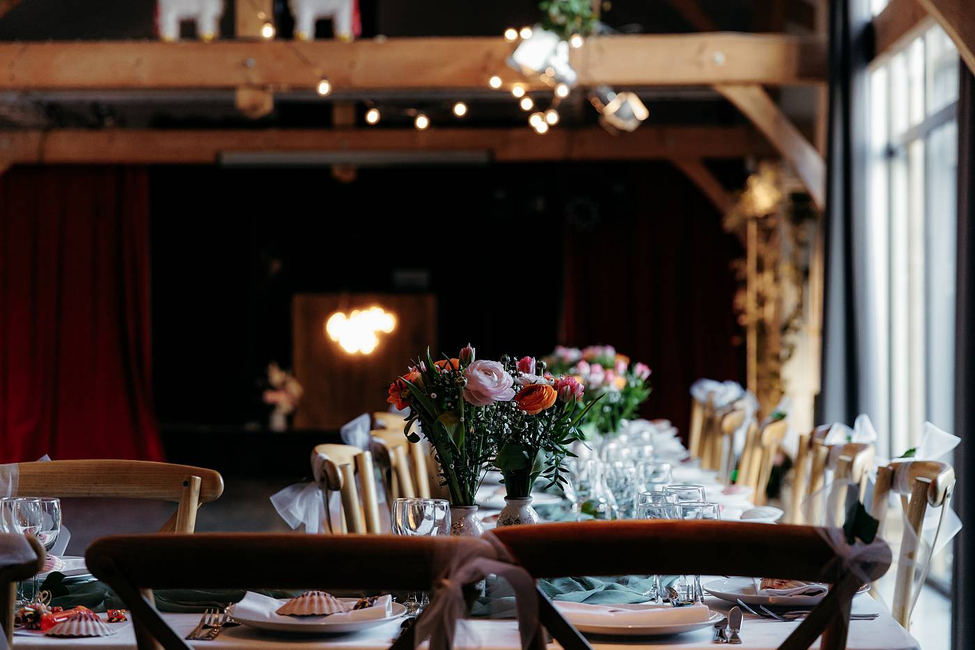 Gros plan sur les tables et les décorations à la salle de Bourron-Marlotte