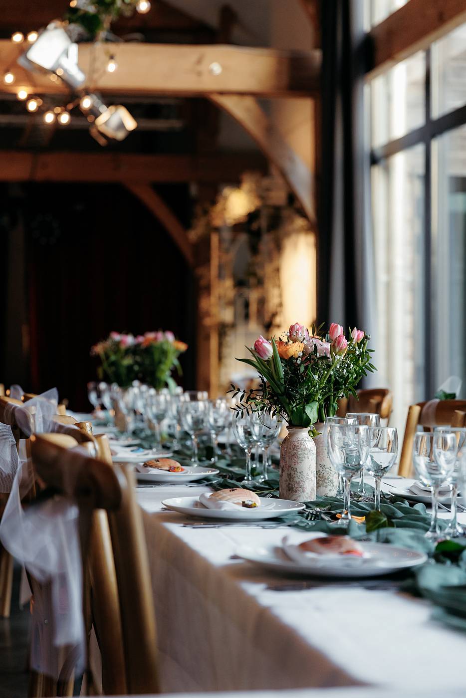 Les fleurs et les assiettes sur les tables pour la réception à Bourron Marlotte
