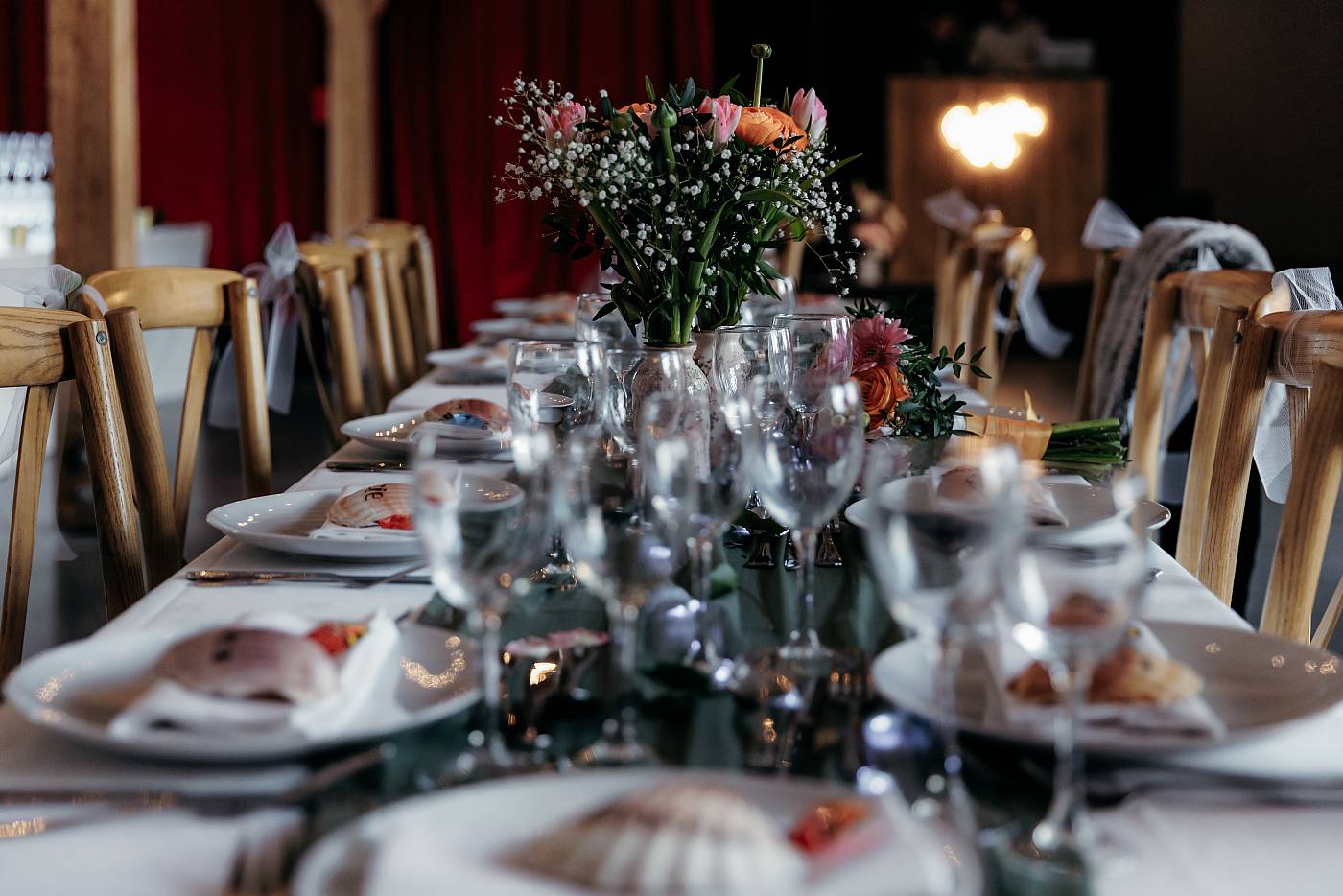 Une autre vue sur les tables et les fleurs pour la réception des mariés à Bourron-Marlotte