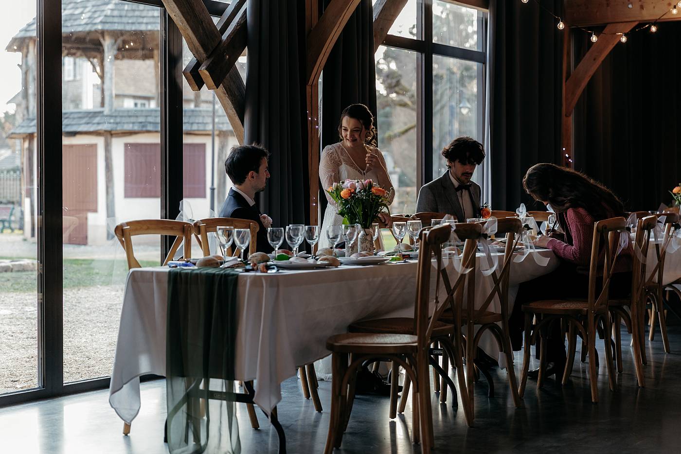 Les mariés et leurs amis mettent en place les derniers détails pour la réception de mariage