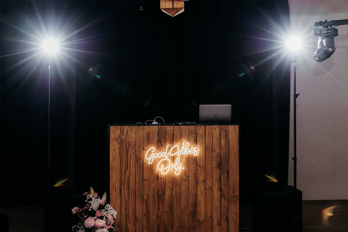 Le DJ est sur la scène et à préparé ses affaires pour la réception en Seine-et-Marne