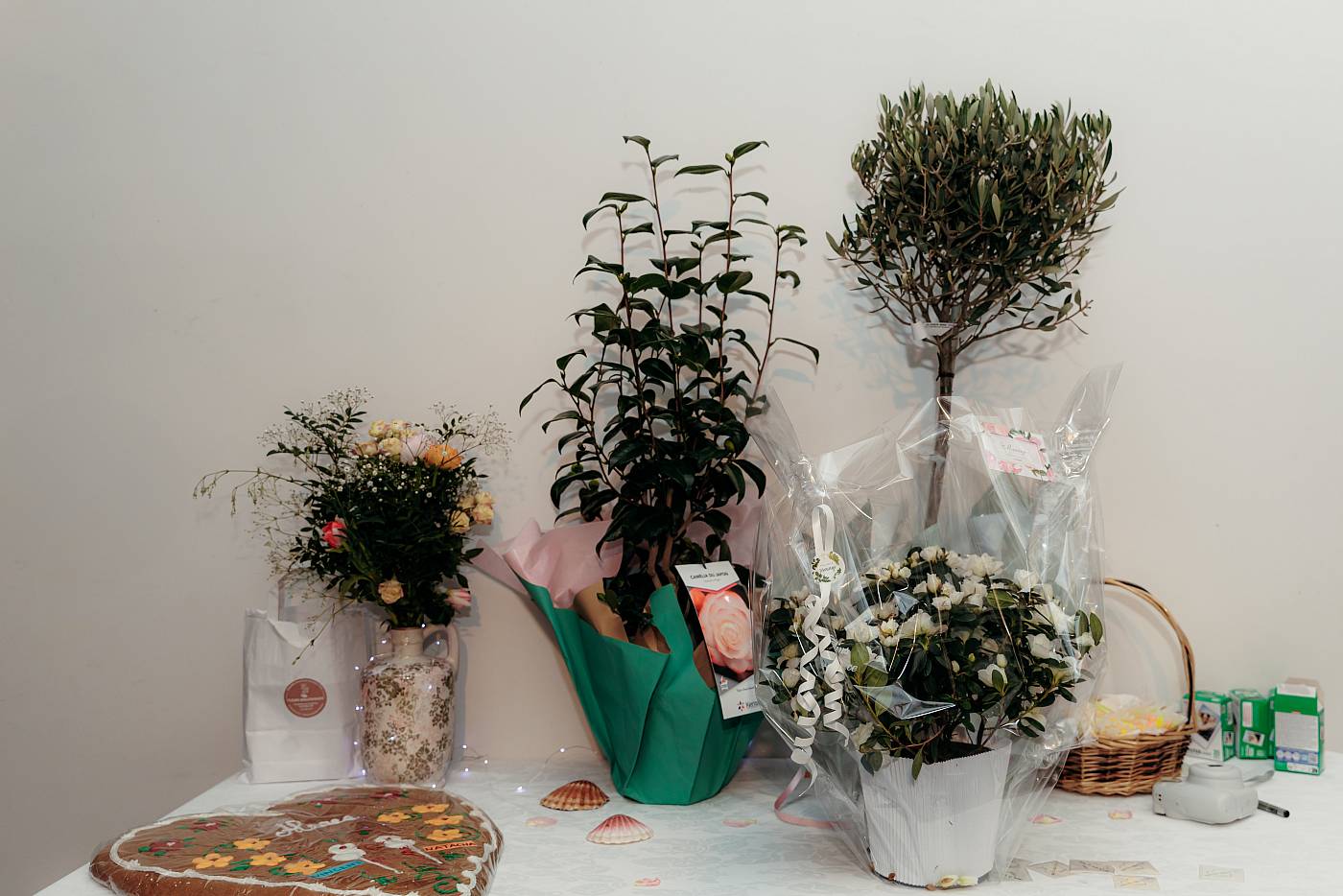 En petit espace à part pour les cadeaux les fleurs