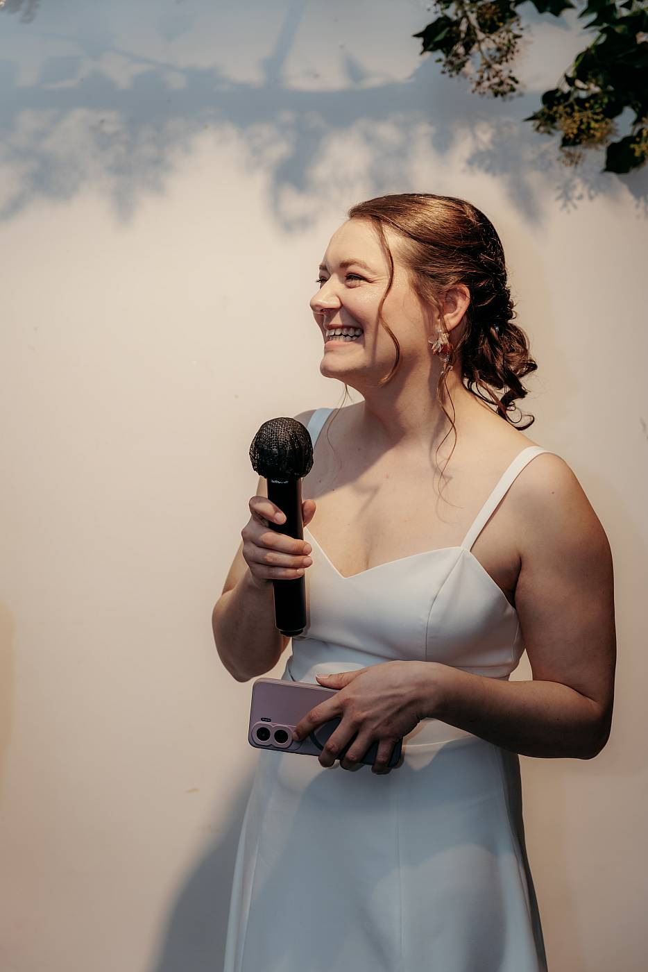Gros plan sur la mariée durant la cérémonie laïque