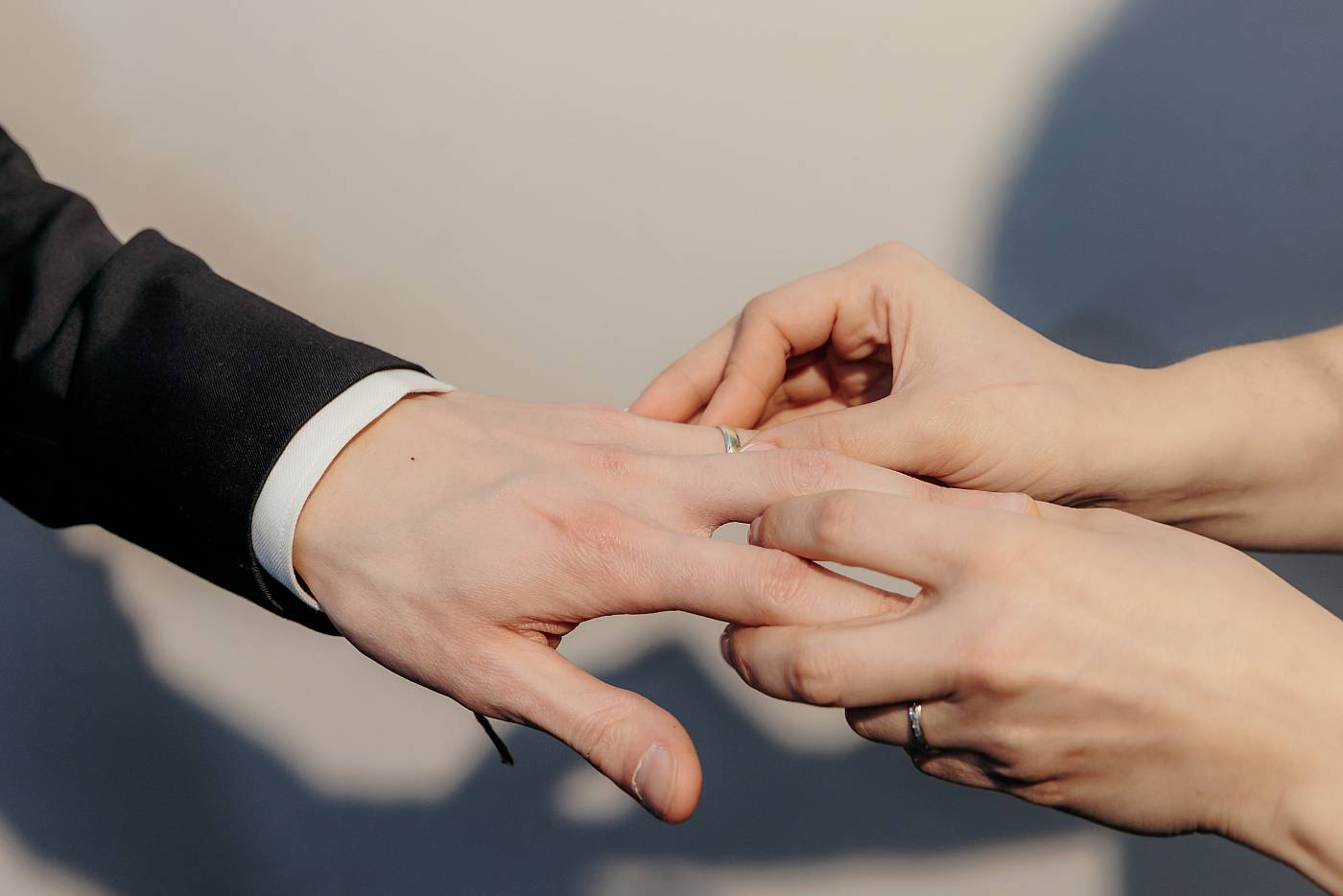 Gros plan sur l'échange des alliances